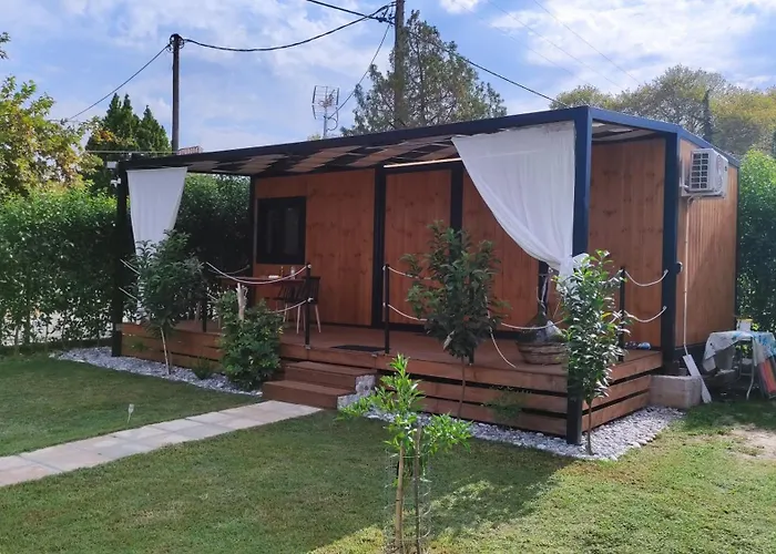 Wooden Luxury Leptokaryá